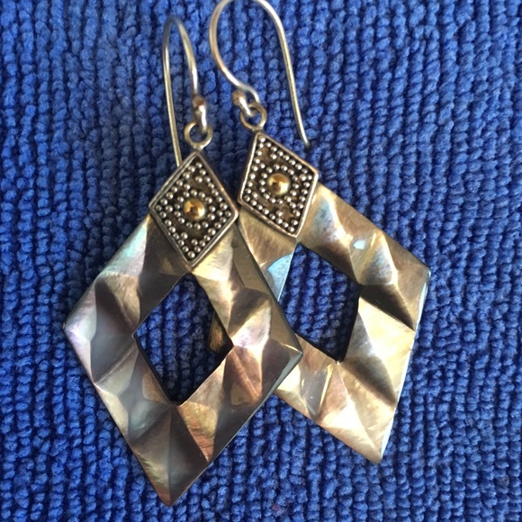 Bali Designs Robert Manse Mother-of-Pearl Earring - Picture 1 of 8